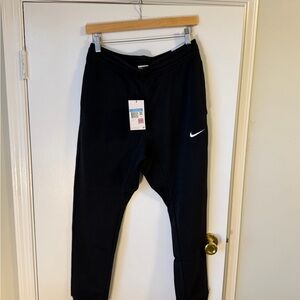 NWT Men’s Nike Standard Fit Tapered Leg Sweatpants